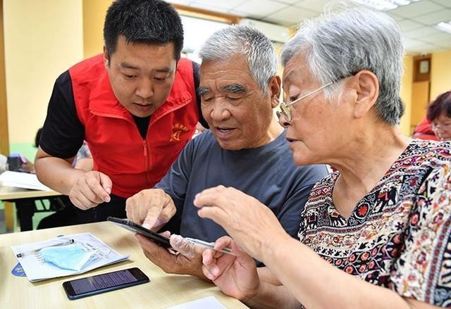 中国老龄人口逼近3亿加强老龄产业培育银发经济
