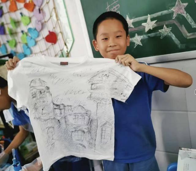 经济学家12岁儿子坠楼身亡 家长：学校也有责任