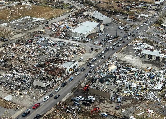 美国龙卷风灾害已造成超百人死亡 现场如世界末日
