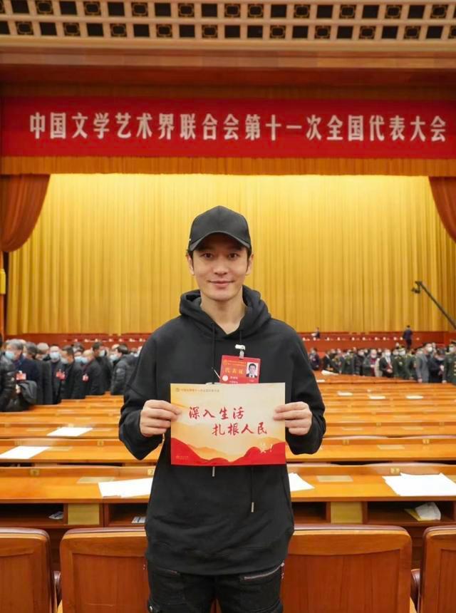 众演艺界人士晒文代会合影 沈腾的表情亮了