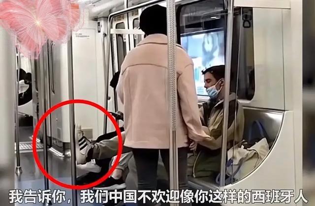 深圳回应老外地铁内褪下口罩踩扶手 地铁安全员曾弯腰示范