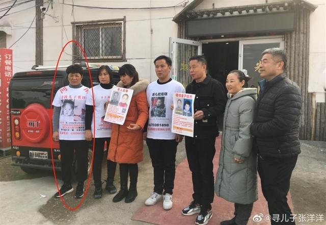 被拐24年的张洋洋给了母亲一个吻 母子俩拥抱大哭