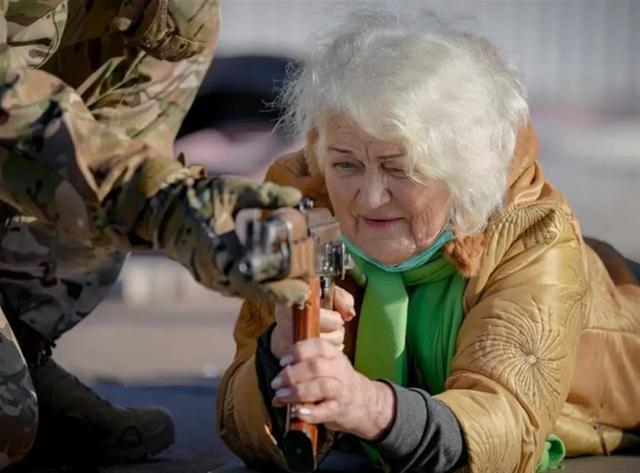 全民皆兵！乌克兰平民参加战斗训练 79岁老太练射击