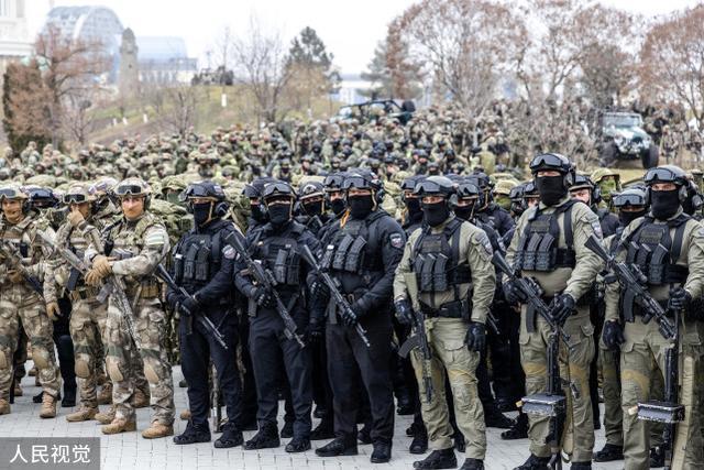 准备赴乌克兰的车臣武装力量。图源：人民视觉