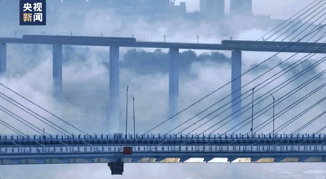 水墨画一般的“重庆云海列车”