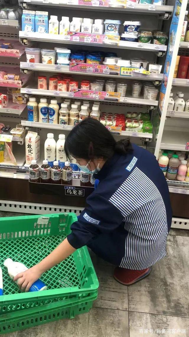 她一个人在上海便利店住了23天 每天坚持24小时营业 被顾客“求着回家”