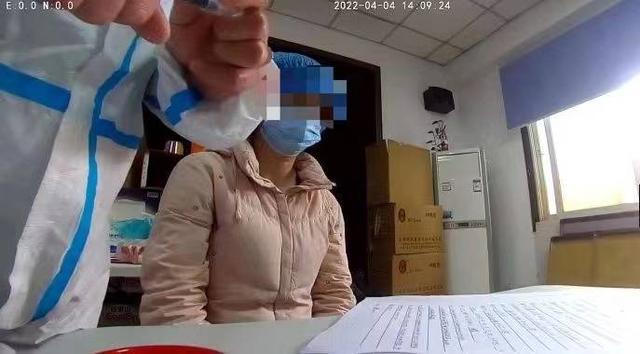 上海一女子吐口水泼民警拒做核酸被处罚 自认不出门就不必做核酸