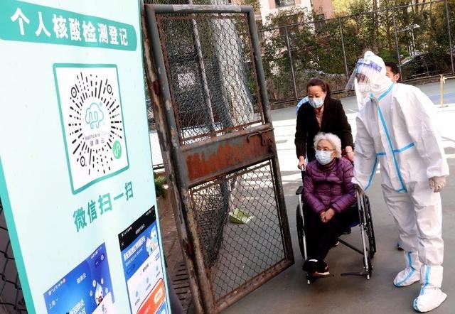 上海现有本土感染者超10万例 上海抗疫不同于武汉