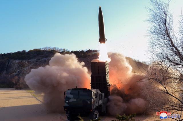 朝鲜试射新型武器 金正恩现场观摩