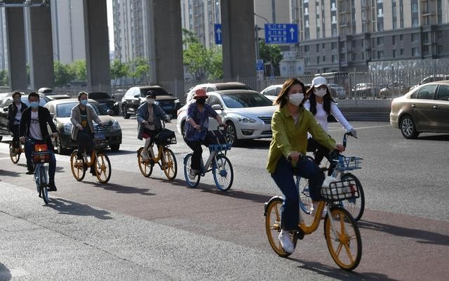 大量北京市民今早骑行上班