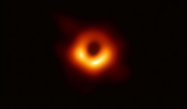 银河系中心黑洞首张照片来了 与爱因斯坦预测一致