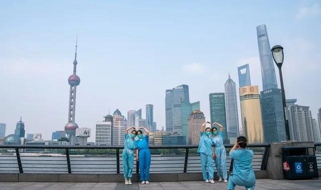 解放日报·上观新闻记者5月3日拍摄的江苏援沪医疗队在外滩合影