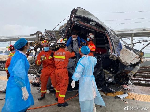 D2809次动车脱轨 榕江县人民医院共接收12位伤者，2名乘客在ICU抢救