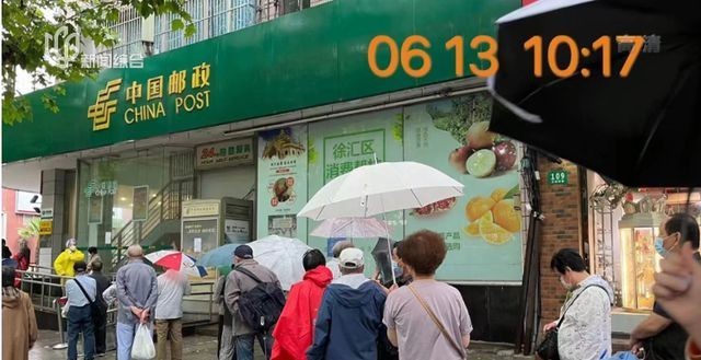 上海多家银行天天排队爆满