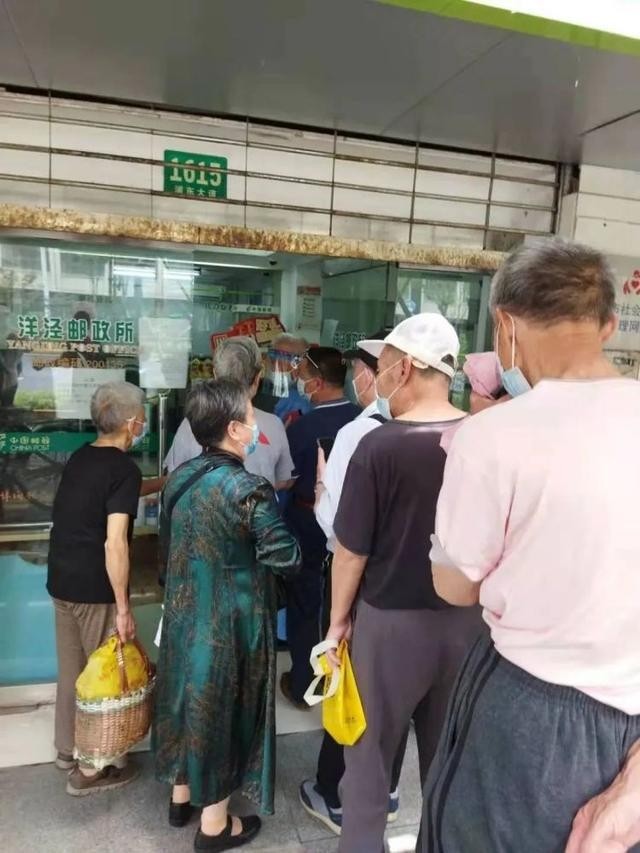 上海多家银行天天排队爆满