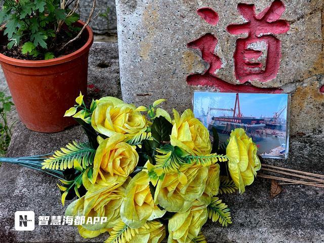 英国北洋水师水兵墓地前满是中国军舰照片