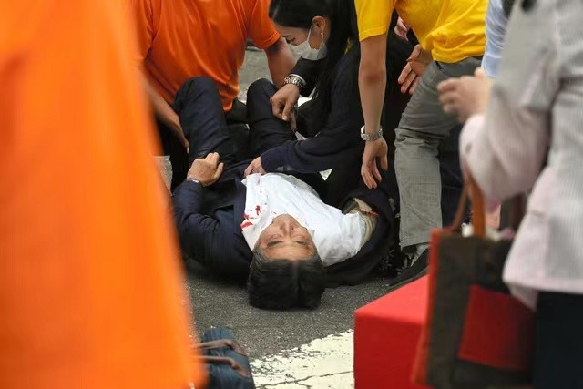 安倍被击中两次:脖子上有一个洞