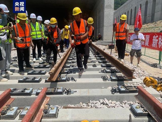 中国首条跨海高铁福厦高铁铺轨贯通 入列八纵八横
