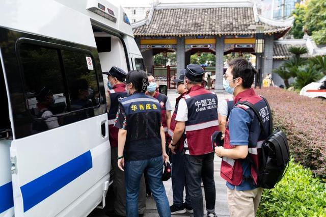 四川多家医院前往泸定救援 240名特警先期抵达震中位置