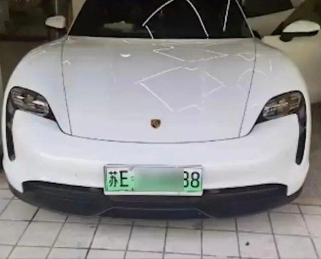 保时捷碰撞起火门打不开人员未能逃生？警方回应