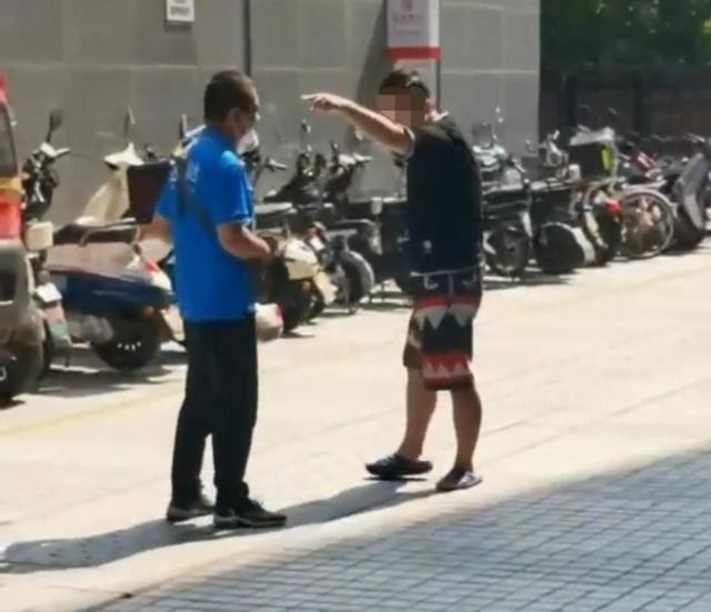 男子强迫外卖员给狗道歉 警方通报
