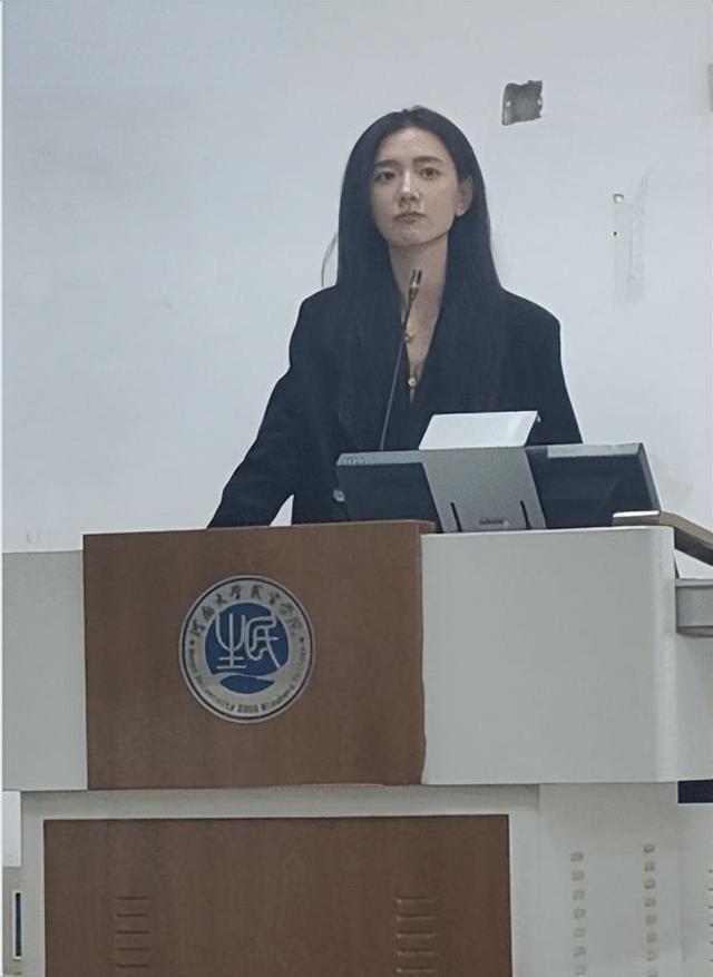 毛概女老师被赞神仙颜值引发热议 高校回应