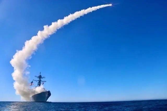 美军从军舰发射“战斧”巡航导弹。图源：Joint Forces