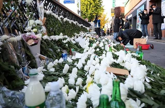 女孩在梨泰院跪地哭喊男朋友不在了 哭声让人心痛