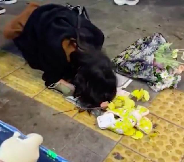 女孩在梨泰院跪地哭喊男朋友不在了 哭声让人心痛