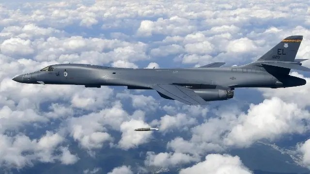 美军战略轰炸机B-1B
