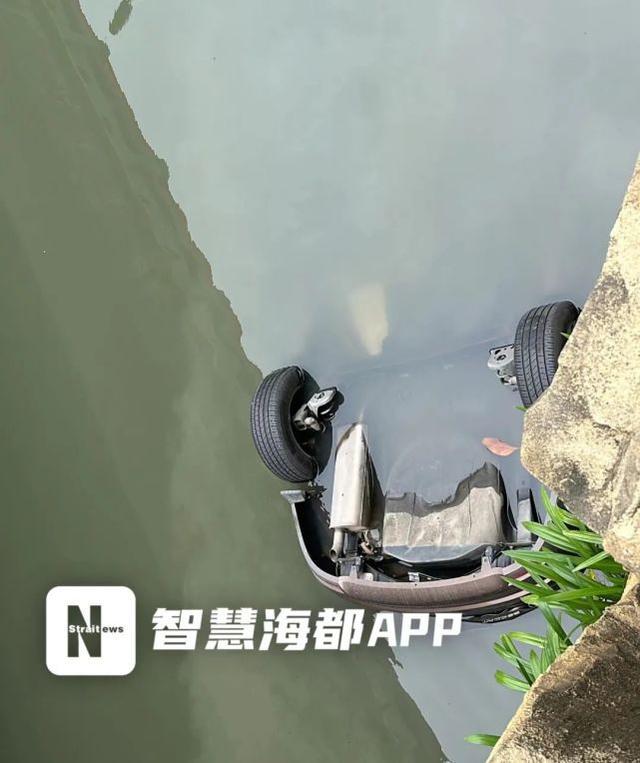车位被占男子把占位车丢河里