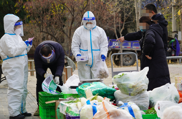 四辆平价流动菜车开进朝阳黑庄户社区 服务老年群体