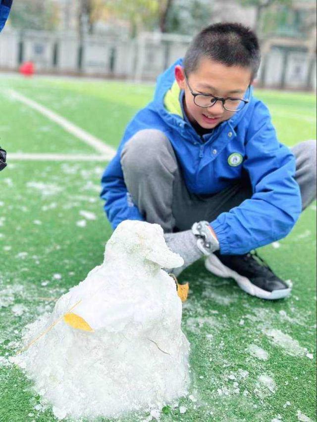 老师暂停上课让学生撒欢玩雪，杭州第一场雪操场已被占领！
