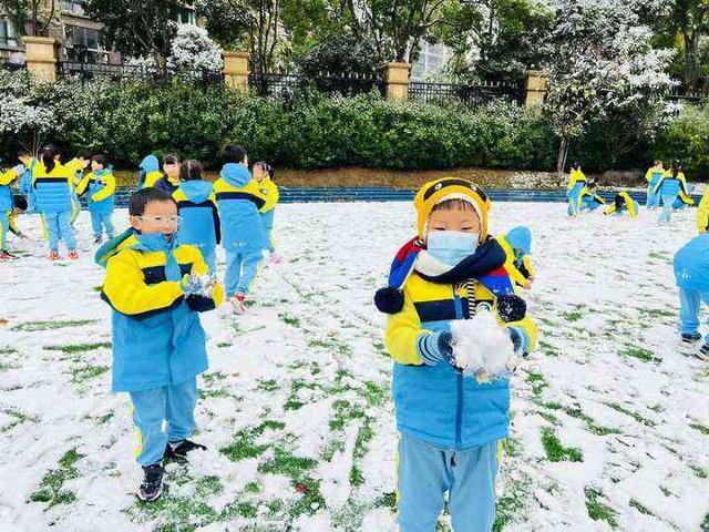 老师暂停上课让学生撒欢玩雪，杭州第一场雪操场已被占领！