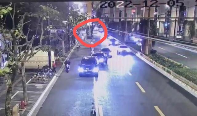 上海交警通报一小客车从高架坠下 车顶塌陷司机送医