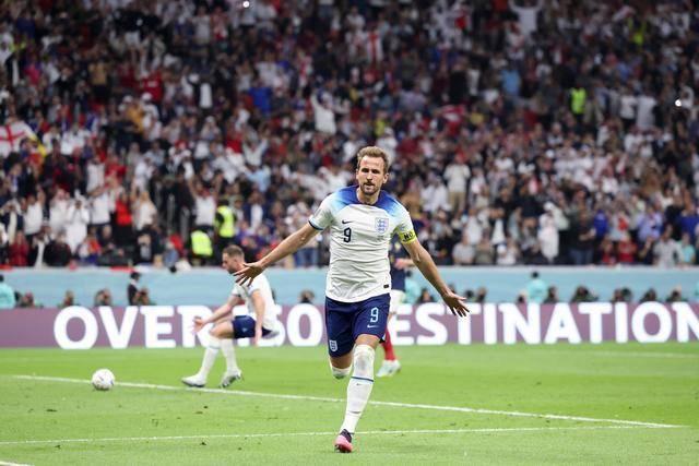 凭借楚阿梅尼和吉鲁的进球法国2-1淘汰英格兰，晋级四强