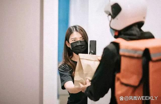 这个寒冬对骑手来说格外难熬：阳了还要奔走在路上，或发着高烧对着订单叹息