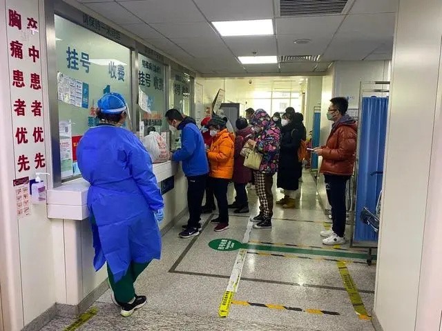 门诊拥挤 医院如何扛住疫情冲击?保证医院的战斗力 重点部门重点防控