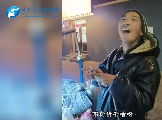 男子卖橘子以为城管来了，下意识反应令人心疼，小伙见状买了100元橘子