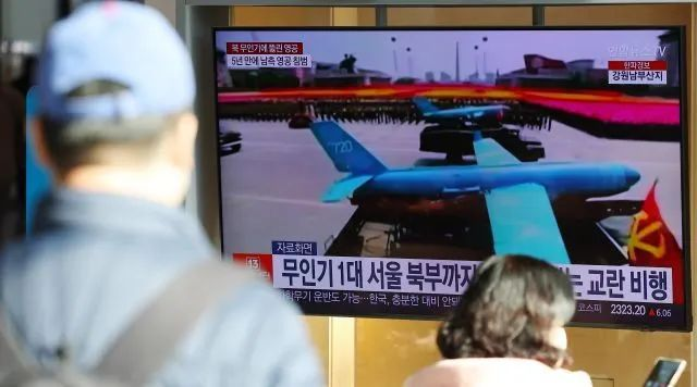 12月27日下午，在首尔火车站候车室，韩国市民正在收看朝鲜无人机的相关新闻。图自韩媒