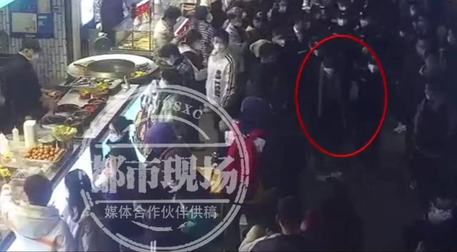 女子街边吃零食手机被偷 民警抓获“异装”嫌疑人！