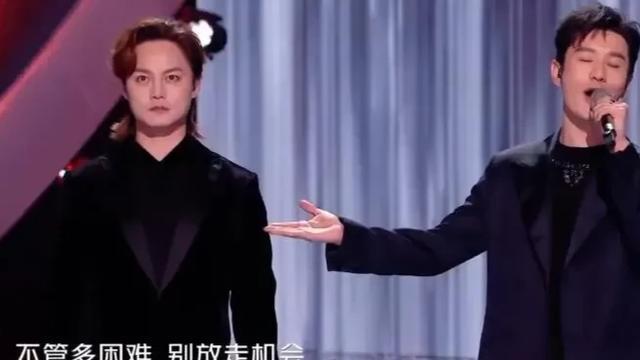 跨年晚会上那些令人惊艳的舞台：王俊凯拼了王心凌苏有朋怀旧杨幂美腻！