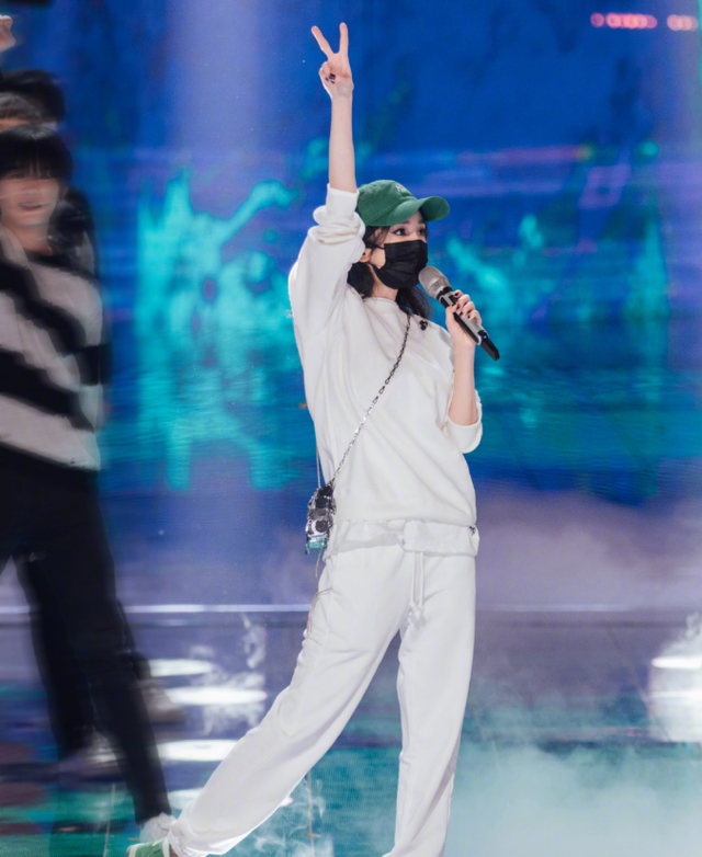 杨幂你怎么这么好看小奶音炸场子！杨幂,你怎么这么好看!