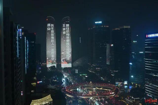 南京路上人山人海，上海跨年夜再现武警“拉链式人墙”