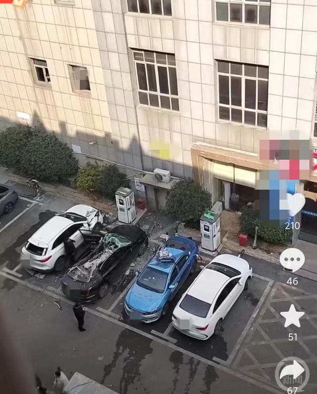 26层高楼空调外机掉落致1人身亡3车受损 1车顶坍塌