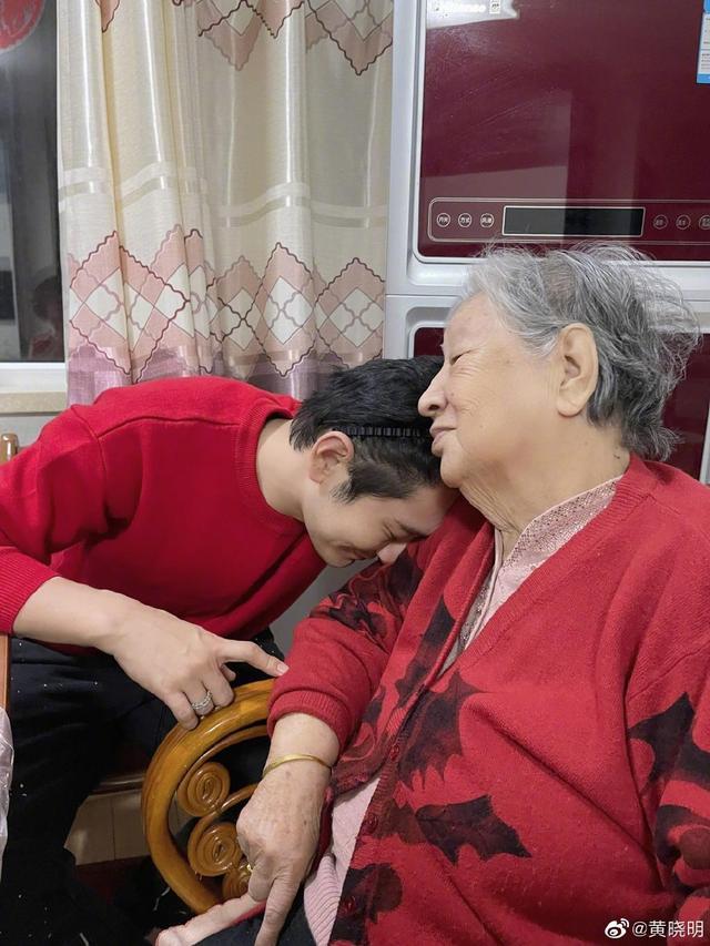 黄晓明晒与妈妈回姥姥家拜年照 黄晓明在姥姥还礼撒娇满脸幸福