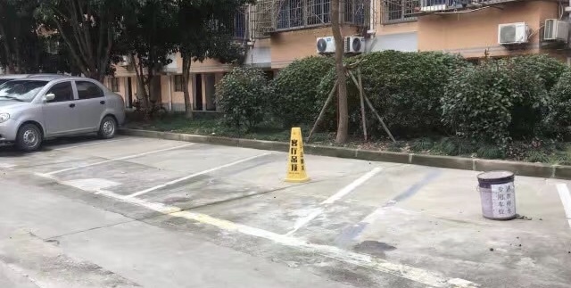 沪上居民抢车位板凳自行车齐上阵 用来抢车位的工具都很奇葩