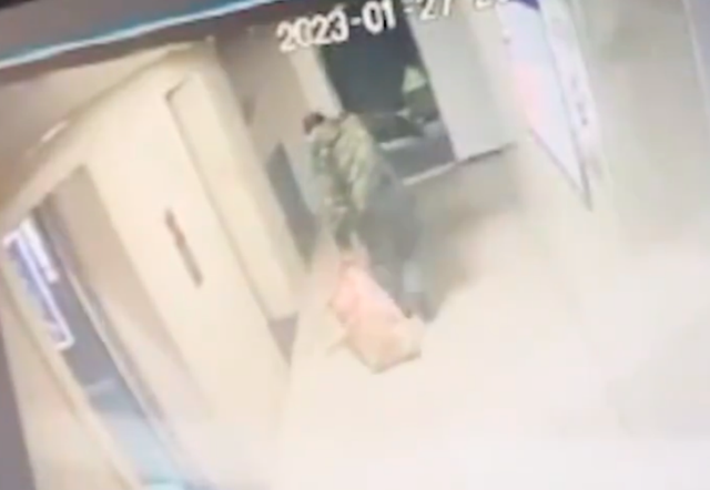 警方调查宠物狗被邻居砍杀案 涉事人称为自保连砍十几刀