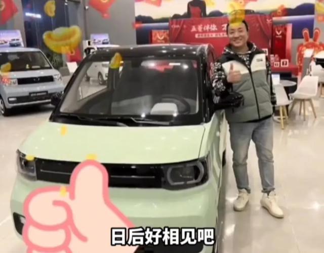 男子套圈3000元套中2辆小汽车，看老板不容易只带走了一辆