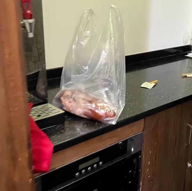 顾客质疑158元烤鸭上桌仅有一小盘，新点一只重新切还剩半只